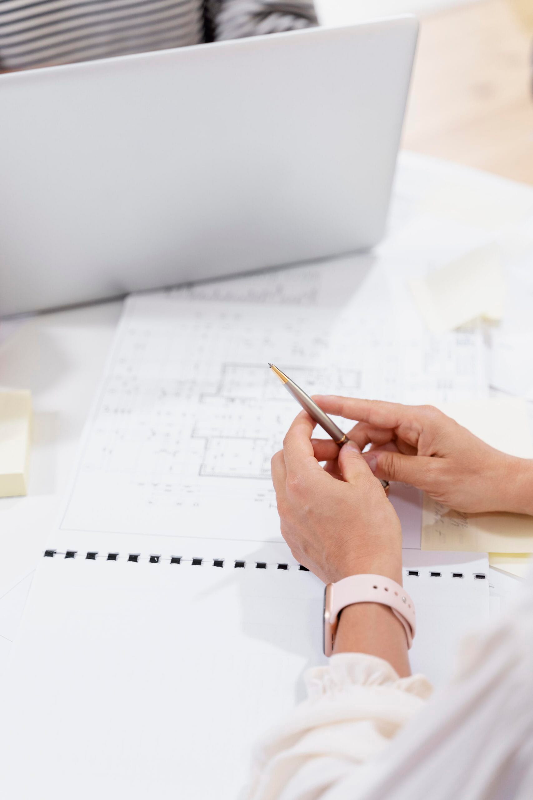 gros-plan-sur-les-mains-de-jeunes-collegues-lors-d-une-reunion